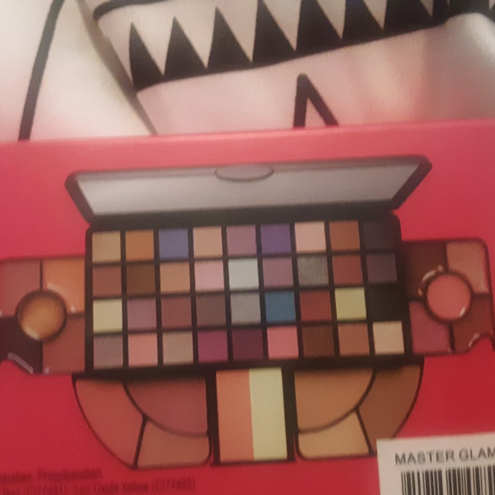 Master glam makeup